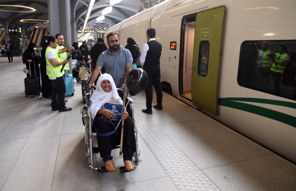 Un grupo de pasajeros en el andén de la estación de tren del AVE a la Meca. Un total de 35 trenes capaces de viajar a velocidades de 300 kilómetros por hora reducirán el tiempo de viaje de varias horas a 120 minutos.