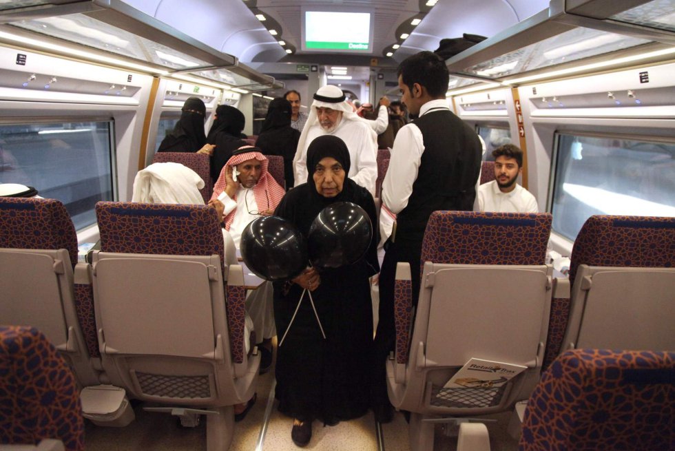 Una mujer busca su asiento en uno de los vagones del AVE a la Meca en uno de los primeros viajes. Será necesario esperar a septiembre de 2019 para que el servicio comercial esté a pleno rendimiento, con  <div class=
