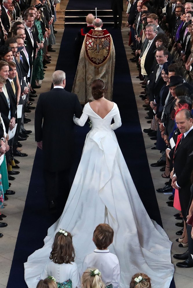 Eugenia de York y su padre entran a la capilla de San Jorge.