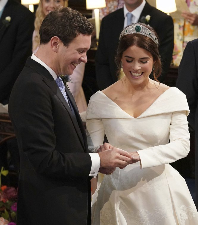 Eugenia de York y Jack Brooksbank se intercambian los anillos durante su enlace en la capilla de San Jorge.