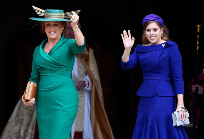 Sarah y Beatriz de York en la boda de Eugenia de York.