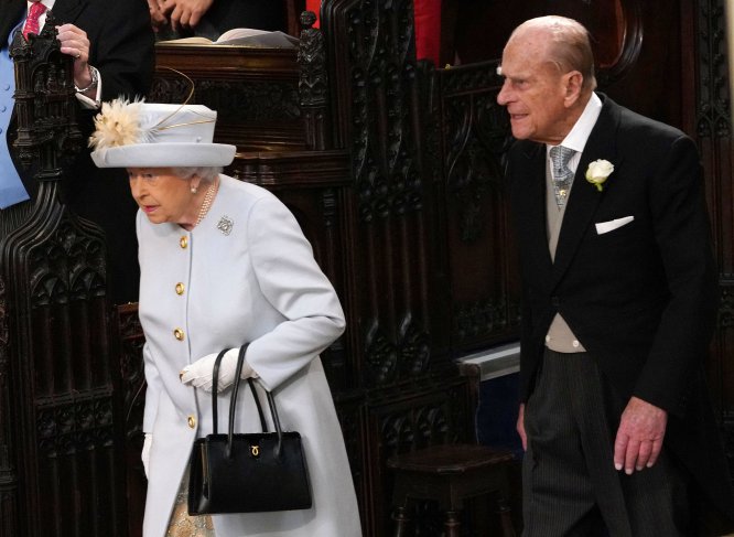 Isabel II y el duque de Edimburgo llegan a la capilla de San Jorge, a la boda de Eugenia de York.