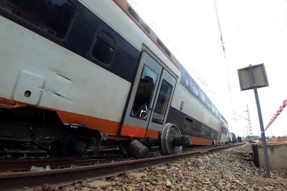 El tren descarrilado, volcado en las vías de la localidad de Burkandel.