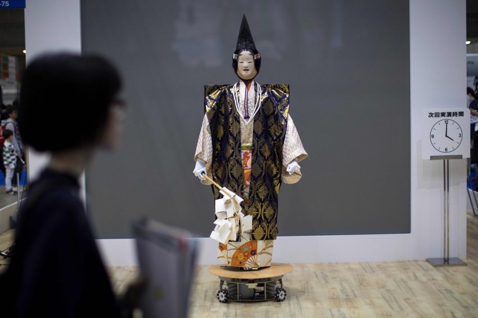 Un robot humanoide interpreta el musical dramático japonés 'Noh' en el World Robot Summit en Tokio (Japón), el 18 de octubre de 2018. La temática de la feria para este año se especializa en robots prácticos que pueden llegar a entregar paquetes, realizar compras o construir casas.