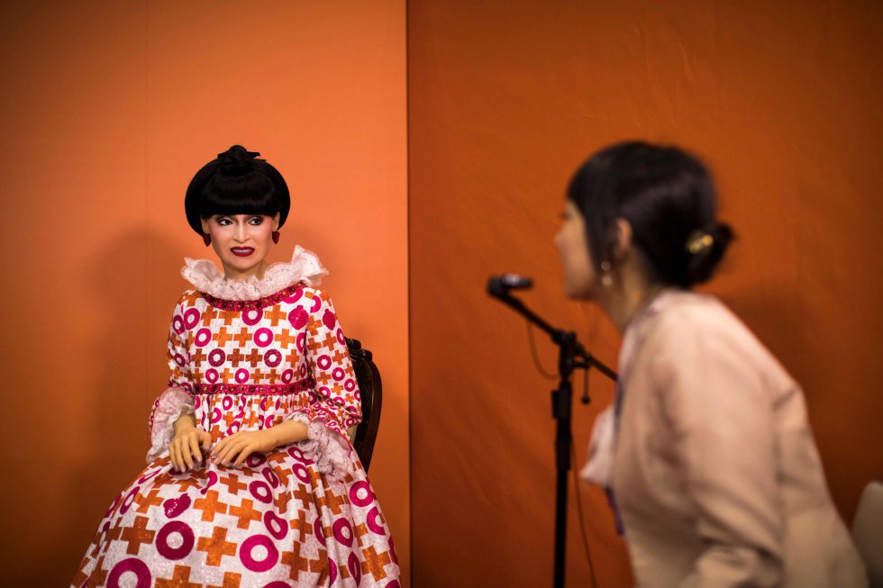 Una mujer conversa con el androide 'Totto' en la exposición del World Robot Summit en Tokio (Japón). 'Totto' es una réplica de la actriz de televisión japonesa Tetsuko Kuroyanagi.