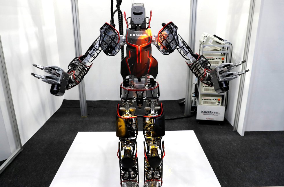 El robot humanoide Kaleido, desarrollado por Kawasaki, baila al ritmo de la música en la exhibición del World Robot Summit en Tokio (Japón).