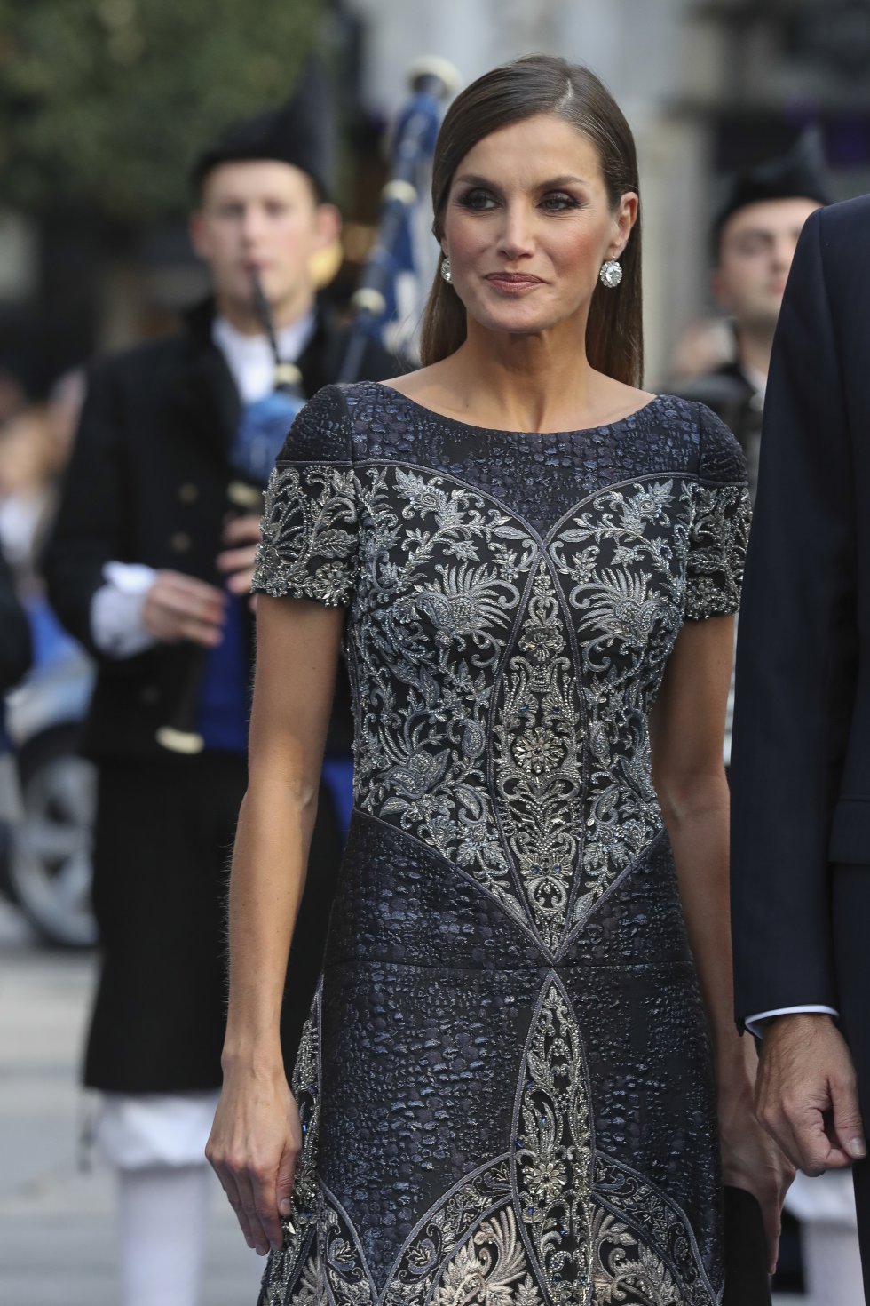 Fotos: La reina Letizia se viste de Armani, Zara y Felipe Varela en los