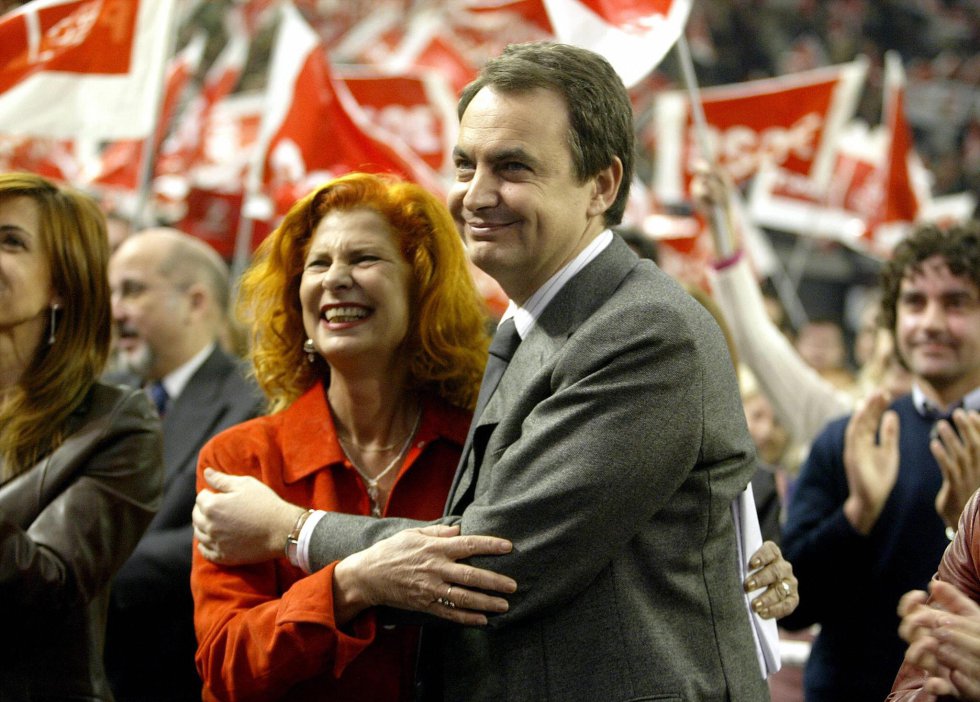 El ex presidente del Gobierno José Luis Rodríguez Zapatero abraza a Carmen Alborch durante un mitin en Valencia, el 28 de febrero de 2004.