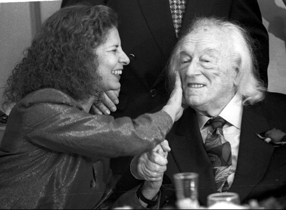 Carmen Alborch, exministra de Cultura, saluda cariñosamente al poeta Rafael Alberti en la celebración de su 93 cumpleaños en El Puerto de Santa María (Cádiz), el 17 de diciembre de 1995.