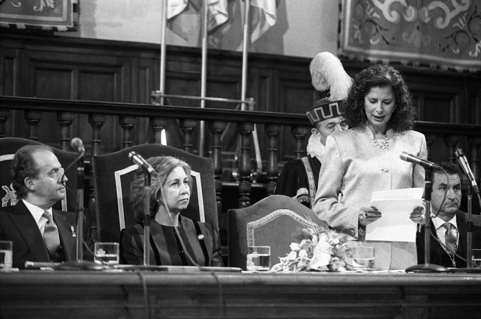 La entonces Ministra de Cultura Carmen Alborch junto a los Reyes D. Juan Carlos y Dña. Sofía, habla durante la entrega del Premio Cervantes al escritor Miguel Delibes, el 25 de abril de 1994.rn 