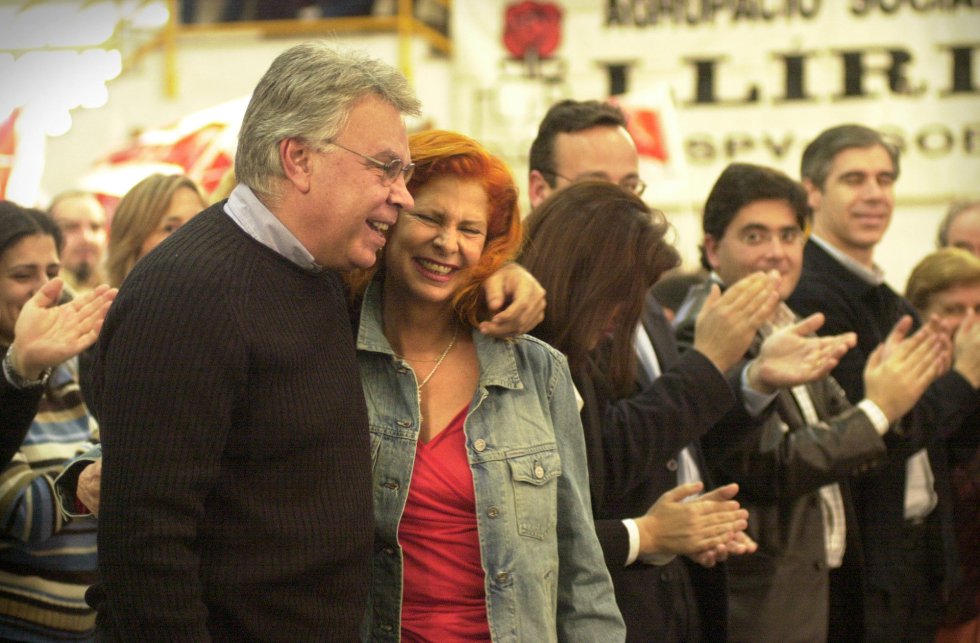 El expresidente del Gobierno Felipe González, junto a Carmen Alborch en un acto electoral celebrado en Quart de Poblet (Valencia), el 21 de febrero de 2004.