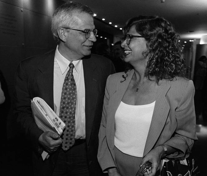 José Borrell y Carmen Alborch en un pasillo del Congreso, el 9 de junio de 1998.
