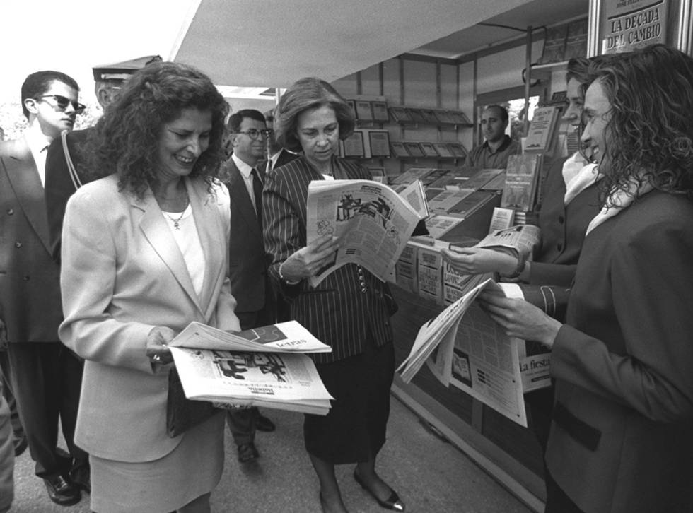 La reina Sofía y la ministra de Cultura, Carmen Alborch, hojean un ejemplar de 'Babelia' en la jornada inaugural de la Feria del Libro de Madrid, el 27 de mayo de 1994.
