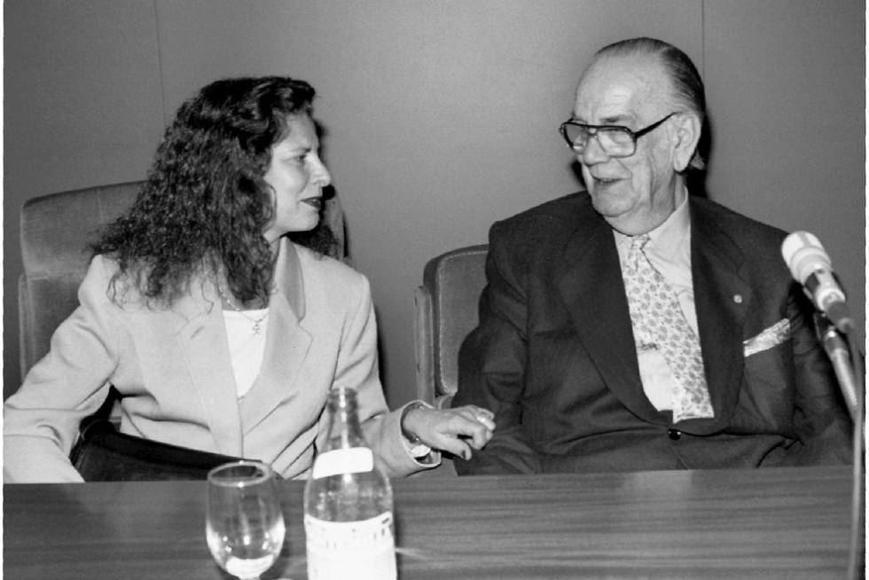 Carmen Alborch y Camilo José Cela, durante la presentación de los dos primeros títulos de la colección 'Álbumes de la Biblioteca Nacional', que recoge las imágenes de los fondos de la Biblioteca consideradas más representativas, el 13 de abril de1994.