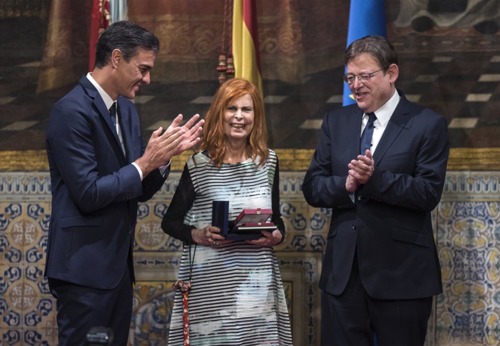 Carmen Alborch, reconocida con la Alta Distinción de la Generalitat con motivo del 9 d'Octubre, junto al presidente del Gobierno, Pedro Sánchez , y el presidente de la Generalitat, Ximo Puig, durante el acto institucional el 10 de octubre de 2018.