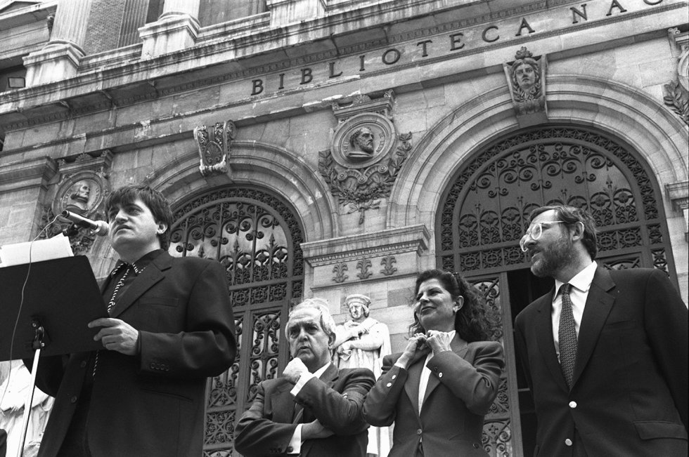 El "Gran Wyoming" lee el pregón en presencia de la ministra de Cultura, Carmen Alborch, Fernando Morán y Jaime Lissavetzky, durante el día del libro en Madrid de 1995.