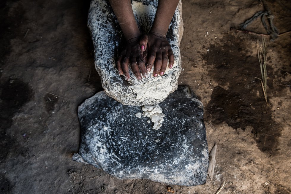  11h50  Com a ajuda de apenas uma pedra lisa, Qello prepara a farinha de teff. Nas comunidades rurais de EtiÃ³pia, a injera, uma espÃ©cie de pÃ£o feito com essa farinha, Ã© a base da alimentaÃ§Ã£o.