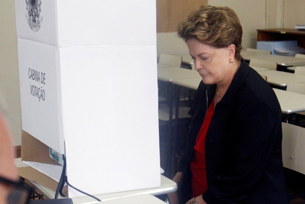  La expresidenta brasileÃ±a Dilma Rousseff vota en un colegio electoral en la ciudad de Belo Horizonte, en el estado de Minas Gerais.