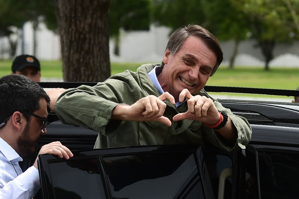 El candidato a la presidencia de Brasil del PSL, Jair Bolsonaro, realiza un gesto a sus partidarios despuÃ©s de votar en RÃ­o de Janeiro.rn