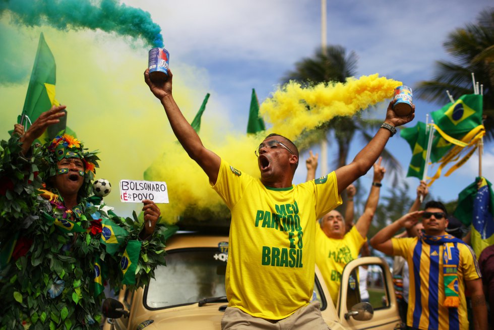 Simpatizantes del candidato a la presidencia de Brasil Jair Bolsonaro manifiestan su apoyo en RÃ­o de Janeiro.