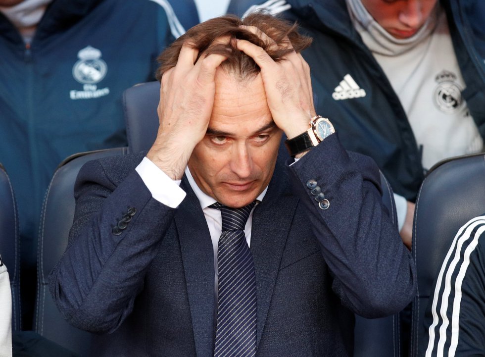 El entrenador del Real Madrid, Julien Lopetegui, se atusa el cabello antes del partido.