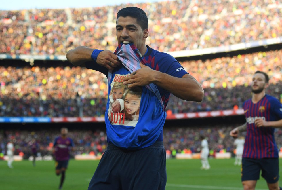 Luis SuÃ¡rez celebra su gol de penalti.