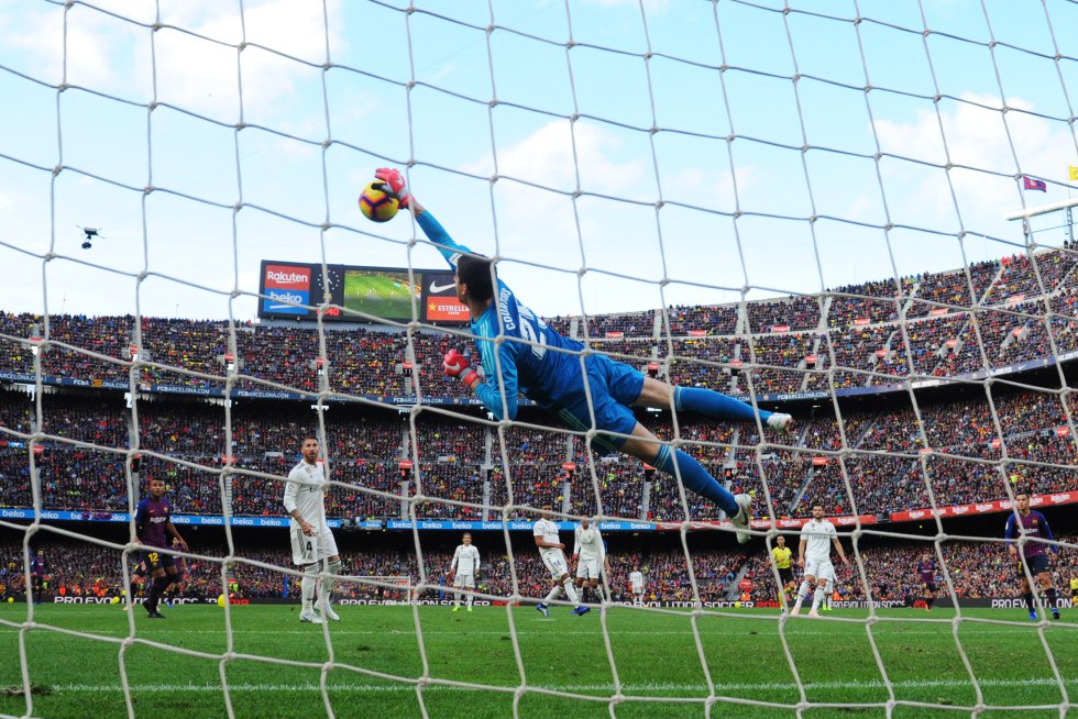 El portero del Real Madrid Thibaut Courtois salva un tiro a puerta del Barcelona.