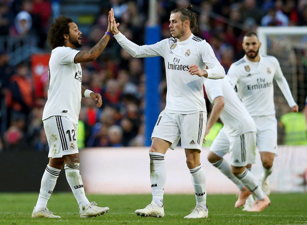 El defensa brasileÃ±o del Real Madrid Marcelo (i) celebra con su compaÃ±ero, el galÃ©s Gareth Bale, su gol ante el Barcelona.