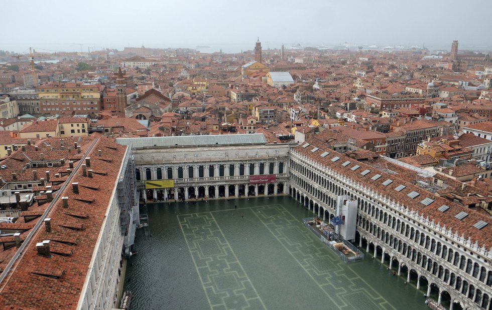 Vista aérea de la plaza de San Marcos de Venecia inundada debido a la fuerte subida del agua.