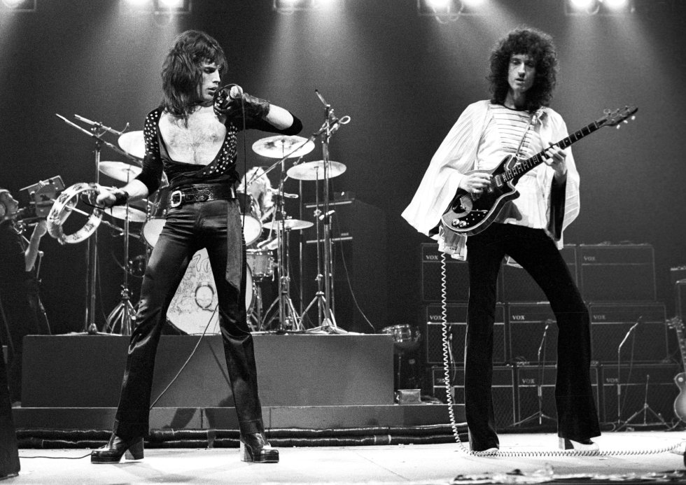   Por que é tão boa. Chama atenção como o Queen era capaz de fazer tanto em tão pouco tempo. 'Seven seas of Rhye' dura 2min45 (como uma canção punk, certo?), mas acontecem mil coisas: uma introdução de piano, guitarras pesdas, uma deslumbrante interpretação de Mercury, estribilhos, só de guitarra, parte vocal operística, um coro ruidoso com vozes de festa… Estamos ante o Queen da fase dura. A canção se inclui em sua segunda obra, 'Queen II'. Uma reinvenção do rock duro em toda regra.    A história da canção . Uma das letras mais misteriosas da primeira etapa do grupo. A terra de Rhye aparece em várias letras escritas por Mercury. Para alguns é um mundo fantástico criado por ele e sua irmã enquanto viviam com sua família no país africano Zanzibar. Freddie nasceu ali: seu pai trabalhava para a britânica Secretaria das Colônias e naquela época Zanzibar estava sob protetorado inglês. A outra versão é que é uma letra de conteúdo religioso: uma crítica ao lado escuro das religiões.   Escutar a canção  aqui .   