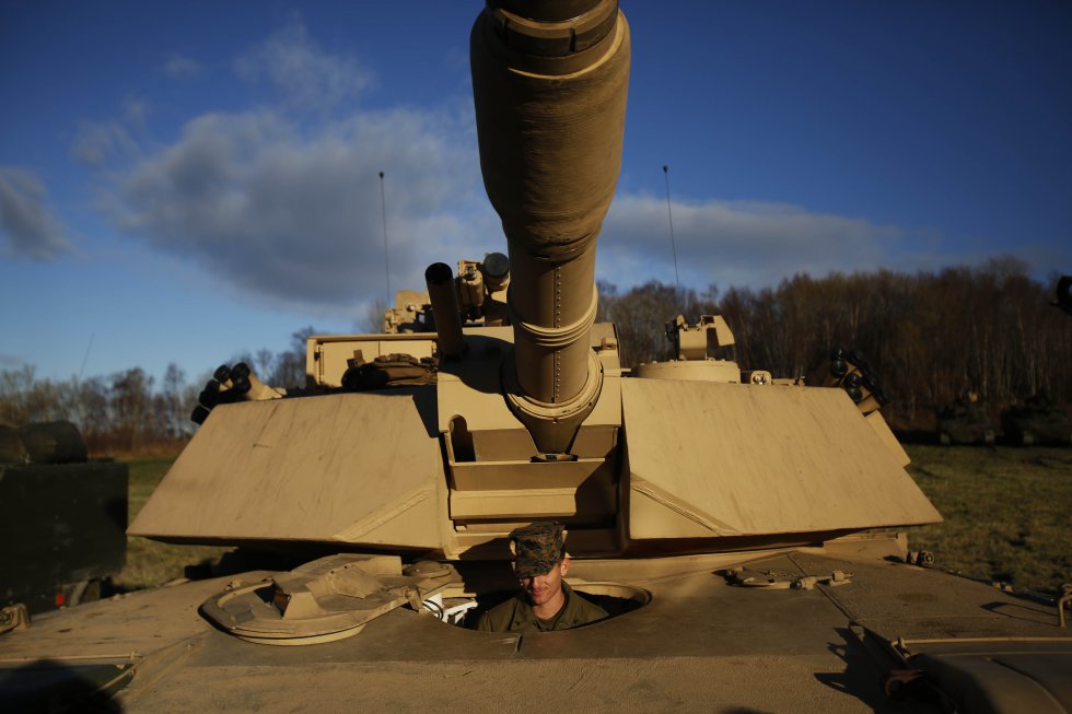 Un soldado asoma la cabeza por uno de los accesos de un tanque.