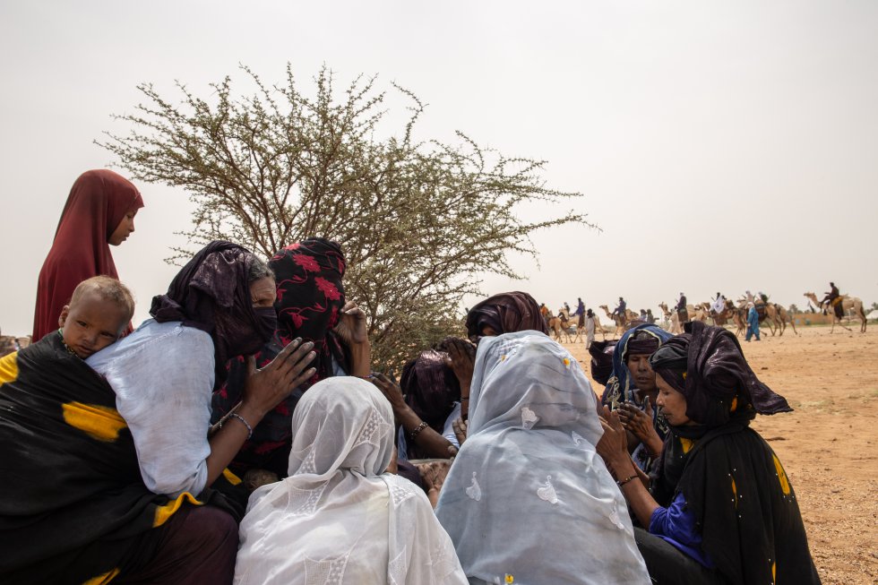 A música é um símbolo inevitável da cultura tuareg. Durante o festival, dia e noite, mulheres tuaregs cantam em tamashek (língua distintiva tuaregue) canções de liberdade, amor, viagens ou revolução ao ritmo de tam tam (tambor tuaregue), enquanto seus maridos domam camelos em círculo ao redor da música. Os tuaregues do Saara são também conhecidos como "homens de azul". Sua pele e suas roupas são tingidas de tons azulados pelo contato com os têxteis tuaregues e protegem sua pele do sol durante as travessias no deserto.