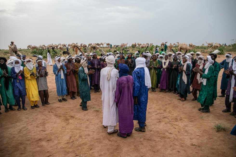 Estima-se que as tribos nômades Peul Wodaabe, também chamadas Bororo, representem cerca de 8,3% da população do Níger, em comparação com 8,4% dos tuaregues. Embora as autoridades prefiram não fazer grandes distinções em termos de figuras de representação étnica em busca de unidade nacional, ambas as culturas são uma minoria no país. As tribos são compostas de pastores migrantes do sul do Níger, norte da Nigéria, nordeste dos Camarões, sudoeste do Chade e da região oeste da República Centro-Africana. Para o Wodaabe, 'La Cure Salé' é um momento mágico no calendário anual. Os diferentes clãs vêm em massa de diferentes partes da região aproveitar a oportunidade para aprender sobre medicina tradicional, curar seu amado gado, contar histórias do êxodo, negociar com outros grupos étnicos e também buscar um novo amor através do folclore e Dança Idêntica do Wodaabe.