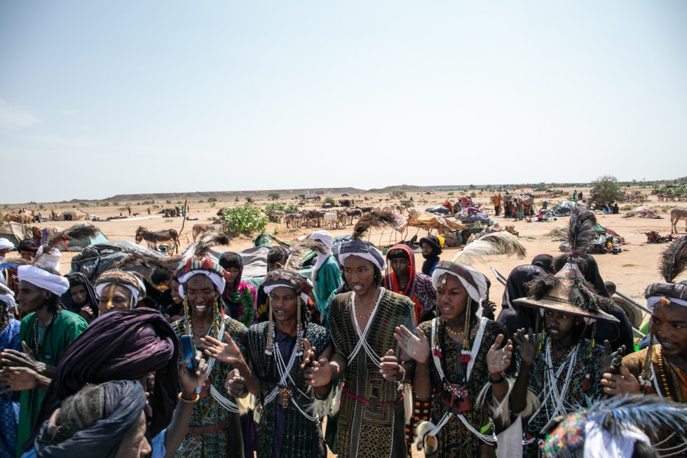 Durante a estação seca (de outubro a maio), os wodaabe viajam a pé, de burro ou de camelo para o sul com suas famílias inteiras. Na cultura Peul Wodaabe o deslocamento com o gado é permanente e eles permanecem em cada pasto por alguns dias. 'La Cure Salé' é a última parada antes da longa jornada e os dias do festival nômade precedem uma rota 