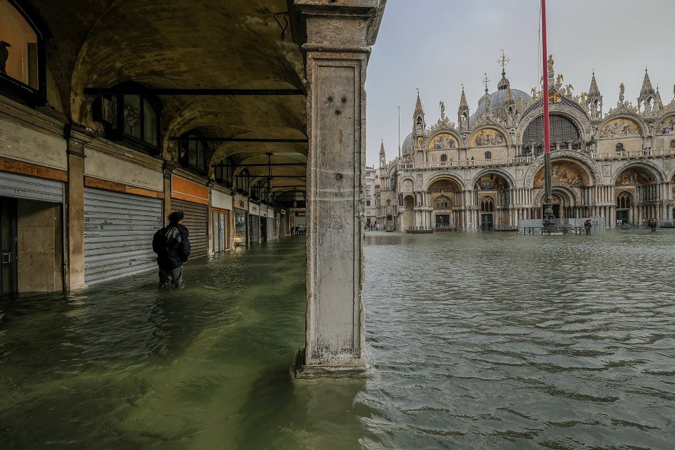 Un turista camina por la Plaza San Marco en Venecia (Italia), el 29 de octubre de 2018. Debido a la marea alta, Venecia presentó inundaciones que alcanzaron hasta 156 cm y hundieron 75% de la ciudad.