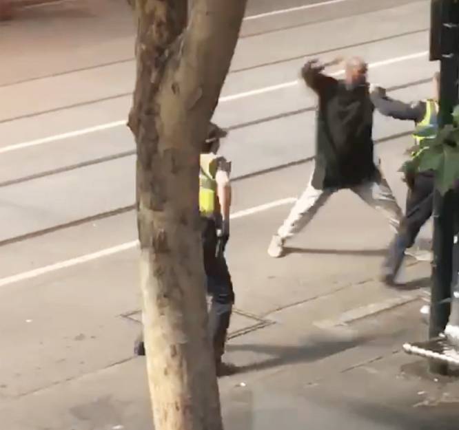 El agresor arremetió con el cuchillo contra varios peatones, uno de los cuales murió en el lugar. En la imagen, el atacante durante el intento de apuñalamiento de un policía en el centro de Melbourne.