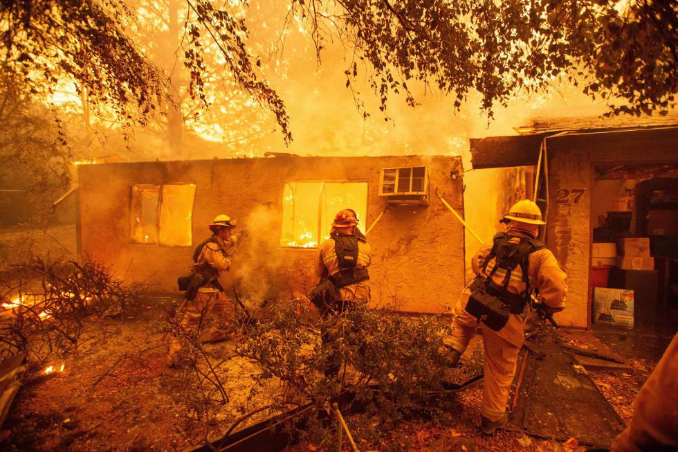 Tres bomberos tratan de extinguir el fuego este viernes en una vivienda en Paradise, California. Las 23 vÃ­ctimas mortales sitÃºan al incendio bautizado como 'Camp Fire' por encima del que el aÃ±o pasado matÃ³ a 22 personas en cuestiÃ³n de horas en Santa Rosa, cerca de San Francisco.