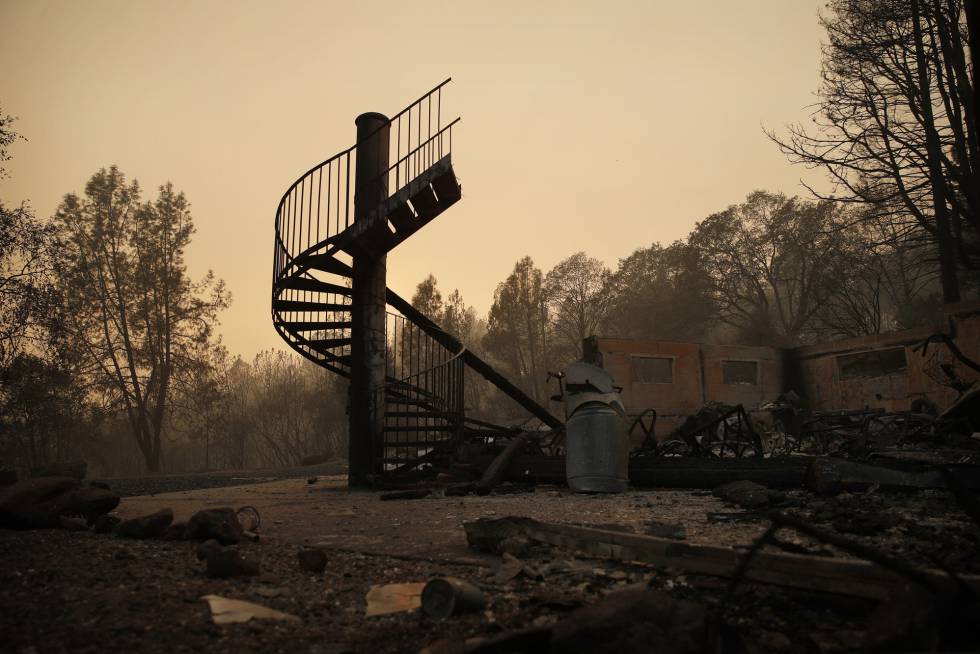 Vista de una escalera de caracol, una de las pocas estructuras que se mantienen en pie de una casa que el pasado sábado fue devorada por el fuego en California.