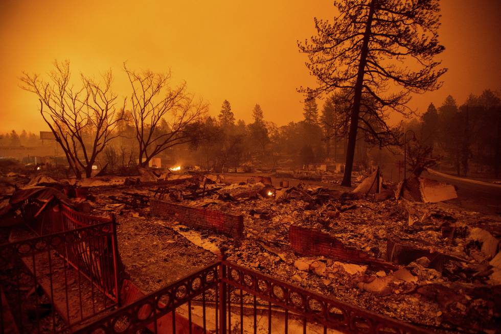 Escombros este viernes en Paradise, California, tras el incendio que desde hace dÃ­as afecta a esta zona.