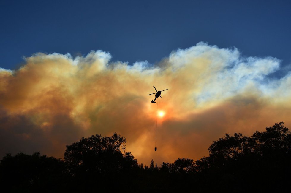 Un helicóptero actúa sobre el cañón del río Feather, al este de Paradise (California), el 11 de noviembre.