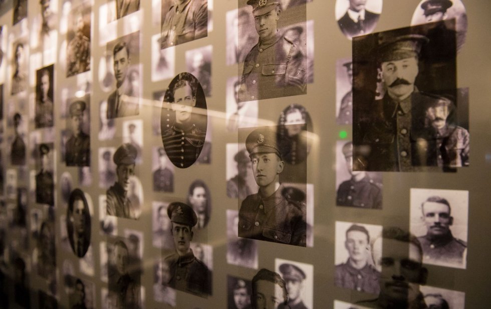 Imágenes de soldados de la Primera Guerra Mundial en el centro histórico dedicado a la batalla del Somme, en Thiepval (Francia). La batalla del Somme fue la más sangrienta de la guerra, con más de un millón de bajas, incluyendo alrededor de 400,000 muertos o desaparecidos. El 1 de julio de 1916 las fuerzas aliadas, principalmente británicas, atacan a las tropas alemanas en el frente del río Somme para aliviar la presión sobre el ejercito francés en el frente de Verdún. Los combates se prolongaron durante 141 días.