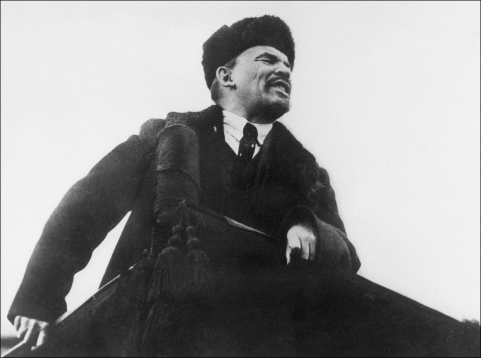 Lenin se dirige a sus partidarios en Moscú durante el primer aniversario de la revolución bolchevique, en octubre de 1918. Entre 1914 y 1917, Rusia pierde más de dos millones de soldados y oficiales en el frente oriental, donde sus fuerzas mal equipadas son diezmadas por las Potencias Centrales. La impopularidad de la guerra desata la revolución contra los zares y el ascenso al poder de los bolcheviques rusos.