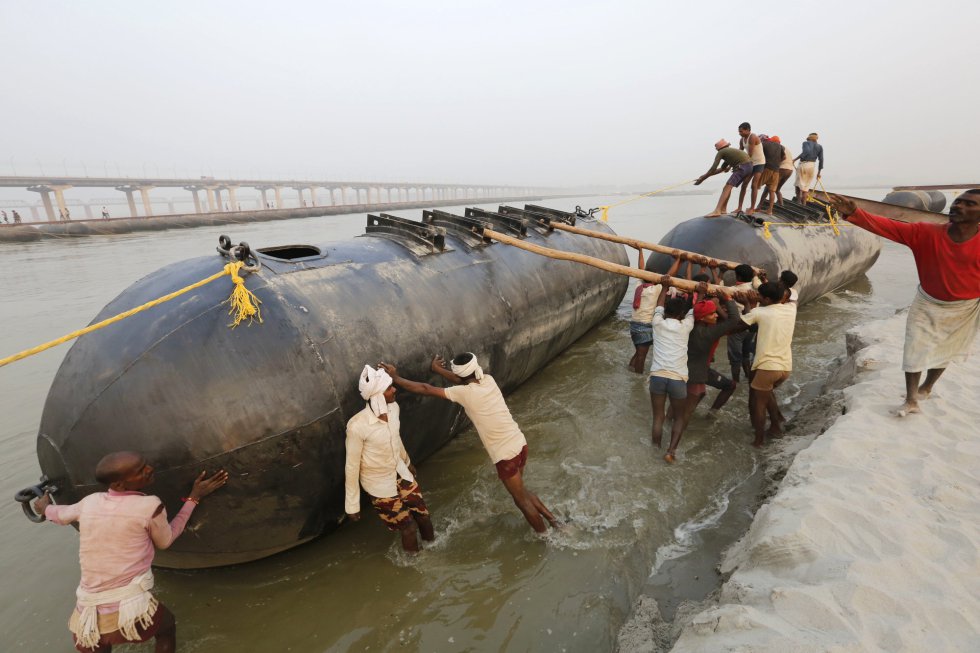 Trabajadores indios construyen un puente de pontones sobre el río Ganges para el festival Kumbh Mela, en Allahabad (India).