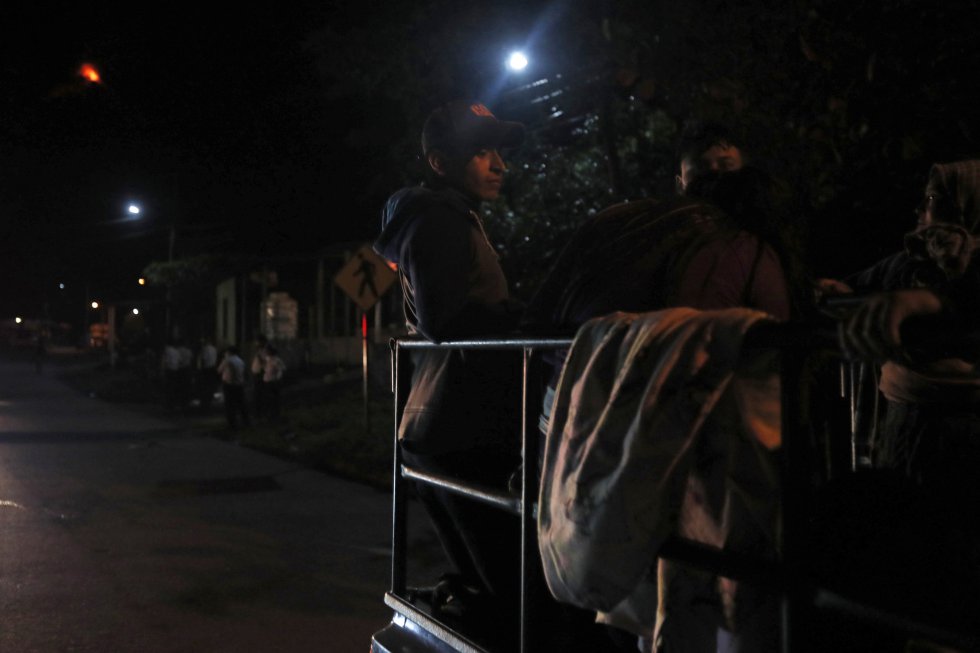 Vecinos de la aldea El Rodeo, en Guatemala, son evacuados tras registrarse nueva actividad en el Volcán de Fuego, el 19 de noviembre de 2018.