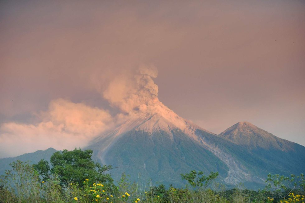 Fotografía del Volcán de Fuego tomada desde el municipio de El Rodeo, en Guatemala, el 19 de noviembre de 2018.