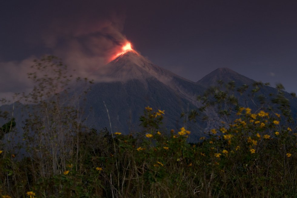 El cráter del Volcán de Fuego, en erupción, visto desde Escuintla, el 19 de noviembre de 2018.