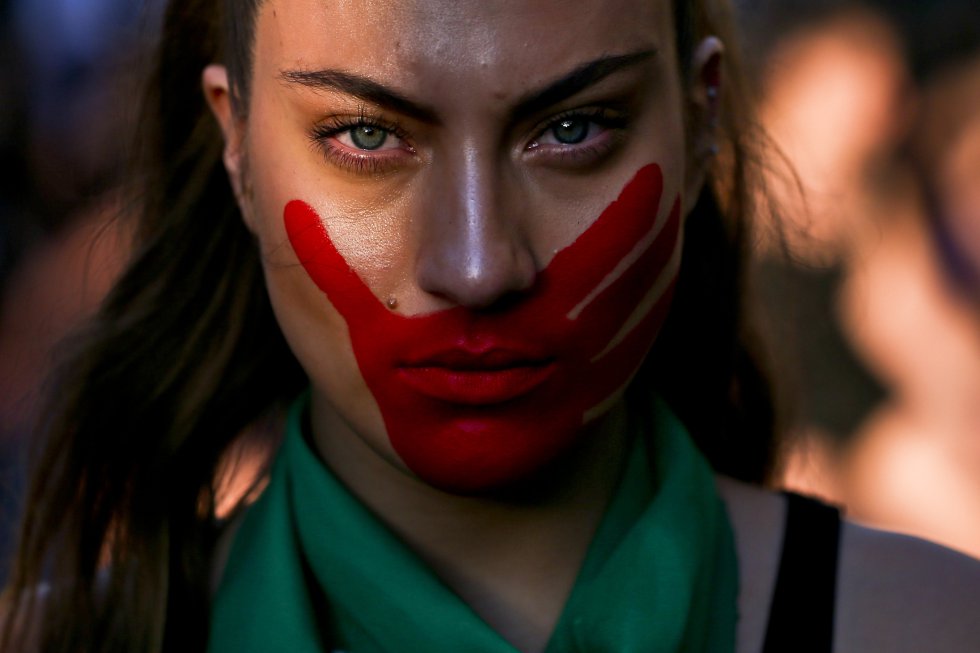 Una mujer, con una mano pintada sobre su boca, participa en una manifestación en contra de la violencia de género en Santiago de Chile (Chile), el 22 de noviembre de 2018.