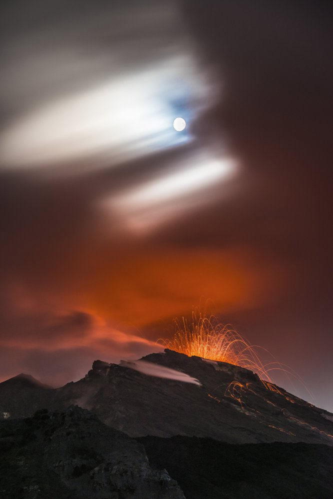 O Stromboli é o vulcão mais ativo da Europa e requer um planejamento de meses para captar uma imagem em que a Lua esteja situada sobre a cume da montanha.