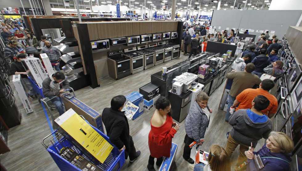 Compradores hacen fila para pagar sus compras durante una jornada de venta anticipada del Black Friday en la tienda Best Buy el dÃ­a de AcciÃ³n de Gracias, en Kansas.