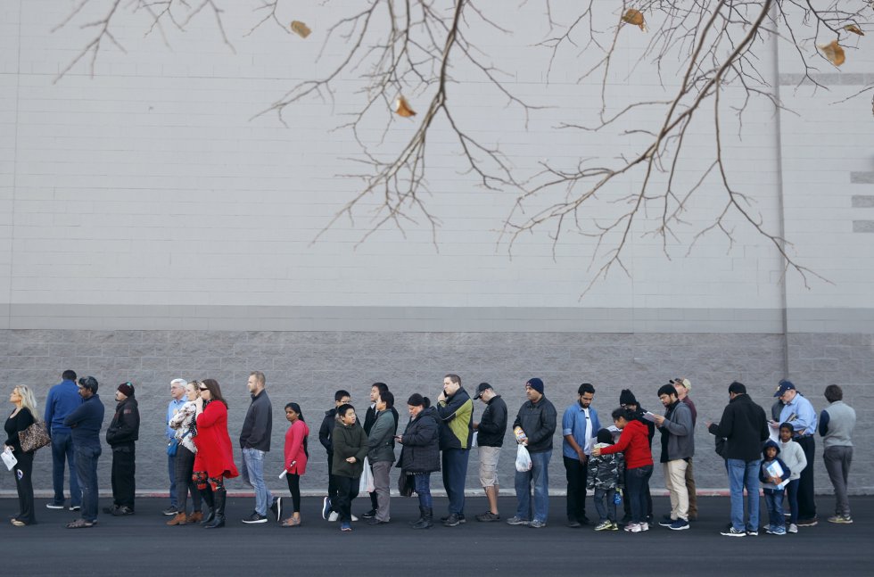 Una fila de compradores se acumula frente a las puertas de la tienda Best Buy para participar en una jornada de compras previas al Black Friday, en Kansas.
